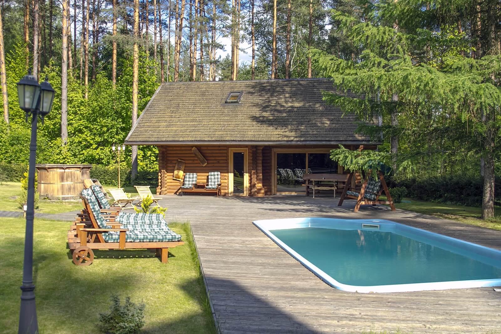Suomiška pirtis su lauko baseinu suomiska pirtis su lauko baseinu